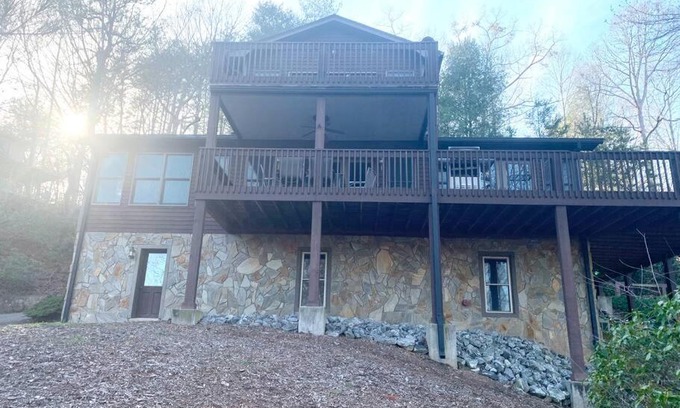 Lake Lure Casa | Lure Me Inn - WALK to all resort amenities