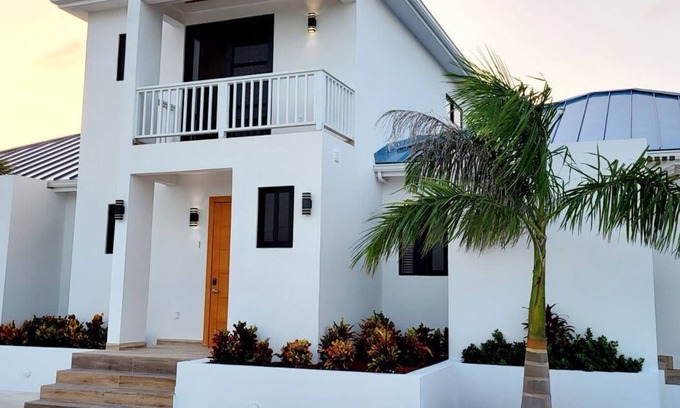 Leeward Settlement Apartamento | Lush 2-Story Villa, Poolside Bliss Near Beach