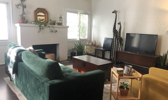 Larchmont Casa | Lush 2x2 Bungalow w/ yard near Larchmont Village!
