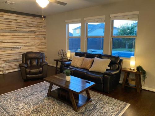 San Antonio Casa | Lush 4BR, Large Bckyd, Hot Tub (Tal)