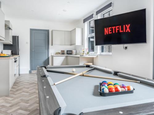 Newport Apartamento | Lush apartments, Pool Table, Netflix, Parking, Long Term Discounts