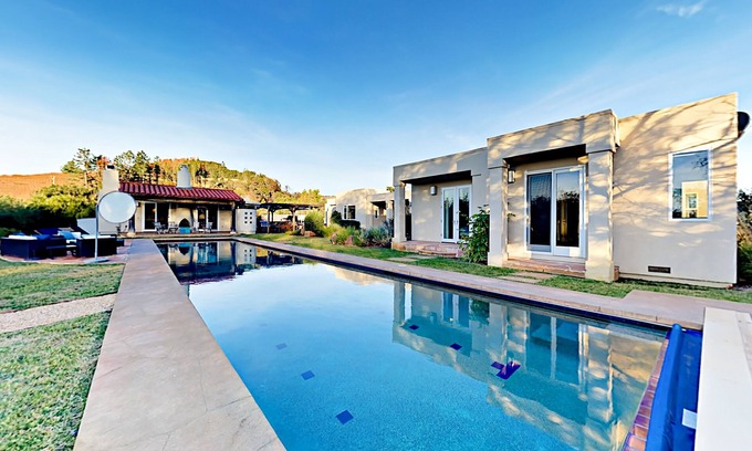 Glen Ellen Casa | Lush estate amid acres of vineyards, designer decor, gardens, pool & bonus space