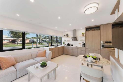 North Corals Apartamento | Lush Florida King Bed Studio - Dog Friendly Oasis