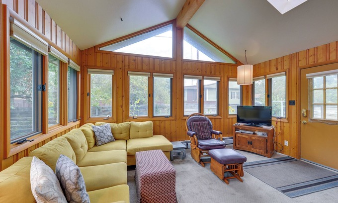 Lander Apartamento | Lush Lander Apartment w/ Sunroom, Sauna & Grill!