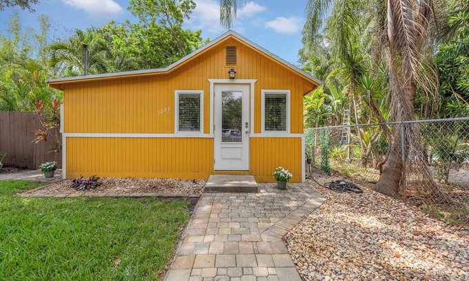 Central Oakland Park Casa | Lush Tropical Garden Home