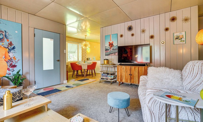 Southwest Minneapolis Casa | Lustron of the Lakes: Retro MCM Gem in Tangletown
