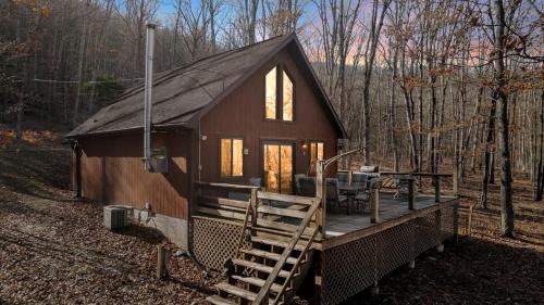 Points Casa | Lustrous Lakefront Cabin Oasis near Lake Ferndale in West Virginia