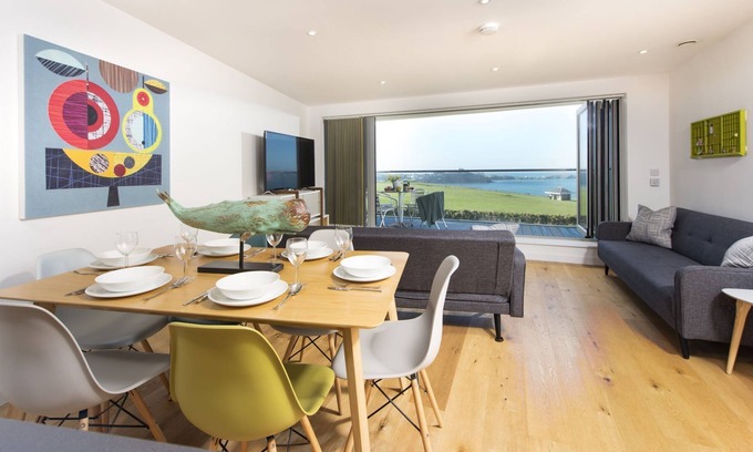 Lusty Glaze Apartamento | Lusty Glaze View - an apartment that sleeps 6 guests in 2 bedrooms