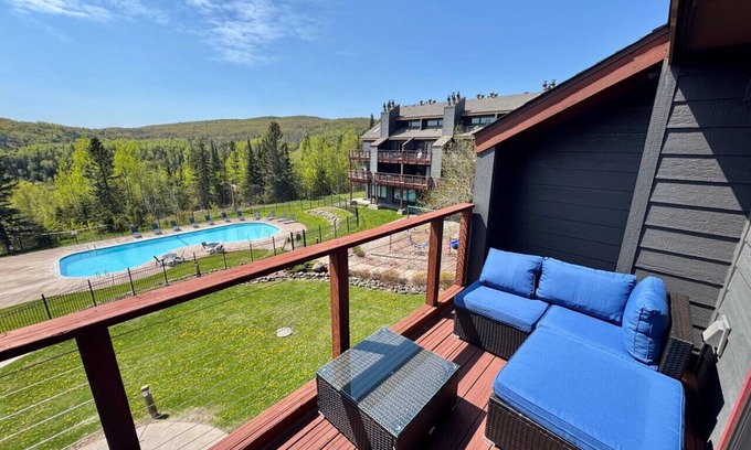 Lutsen Apartamento | Lutsen Mtn Ski in Ski out Pool Hot Tub Fire Pit