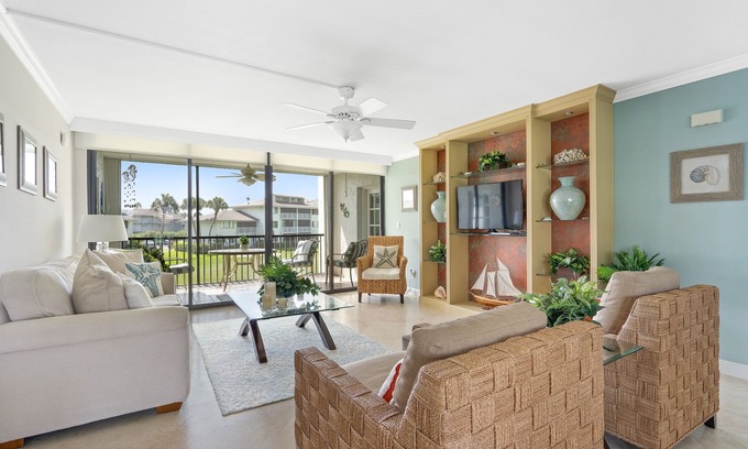 Fort Pierce Condominio | Lux 2/2 with beach, pools, golf, pickleball, tennis.