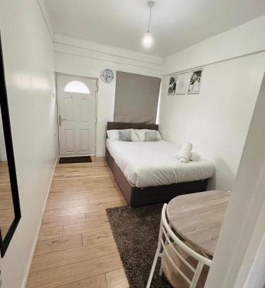 Ecclesfield Apartamento | LUX 2 Guests Studio FREE WIFI & PARKING Aroluchi Ville