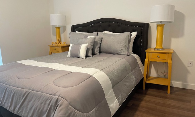 Downtown Apartamento | Lux 2BD condo with pool, gym, hot tube, barbecue, free parking