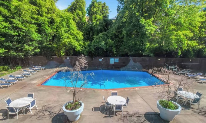 Downtown Atlanta Apartamento | Lux 2BR Apt w/ Pool & King Beds