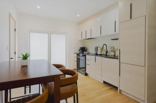 Central-Maverick Square - Paris Street Apartamento | Lux 3BD Minutes Walk to Airport