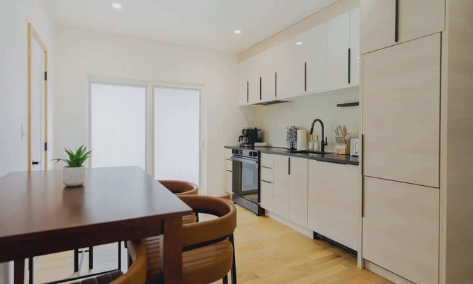 Central-Maverick Square - Paris Street Apartamento | Lux 3BD Minutes Walk to Airport