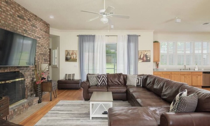 Alachua Casa | Lux 4BR Private Home W/ Shared Pool-Daily Cleaning - G03