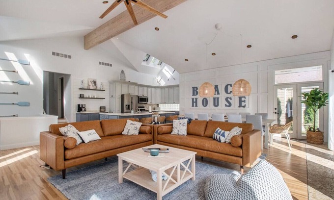 Sister Lakes Cabaña | Lux 5-Bdrm Lake Hse w/ Hot Tub and scenic views