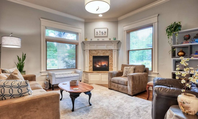 North End Casa | ⭐️Lux 5 Star Retreat Amidst Trees: Walk 5 Blocks to Hyde Park + Indulge in Clawfoot Tub + Vast Space