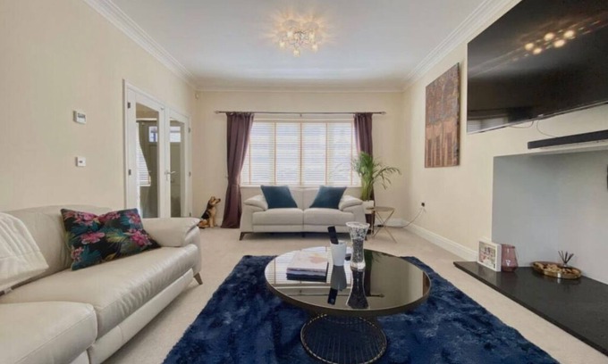 Peterborough Casa | Lux 6 Bed Peterborough Serviced Accommodation | Solari Living
