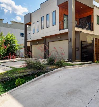 Old East Dallas Casa | Lux 6BR 2Game Rooms Dallas