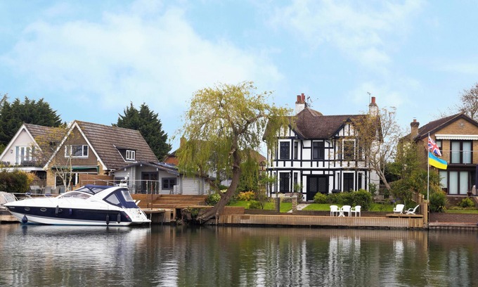 Wraysbury Casa | Lux 8Br Thamesfront Villa w/ Yacht & Sauna