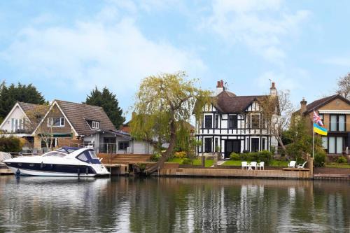 Wraysbury Casa | Lux 8Br Thamesfront Villa w Yacht & Sauna