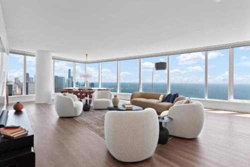 The Loop Apartamento | Lux Apts with Lake Views and Top Amenities