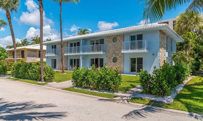 Juno Beach Apartamento | Lux Beachside 2nd Floor Condo 4 Steps to the Beach!