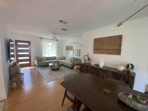 Sweetbriar Casa | Lux Boho Chic FREE Parking, Wi-Fi, Mins to Soco/DT
