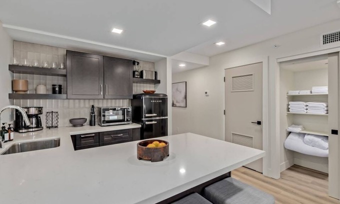 South Scottsdale Apartamento | LUX City View Studio Old Town Gym Balcony