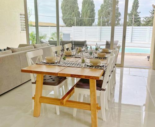 Rishon LeTsiyon Casa | Lux & Comfy ~ Pool ~ Queen Beds