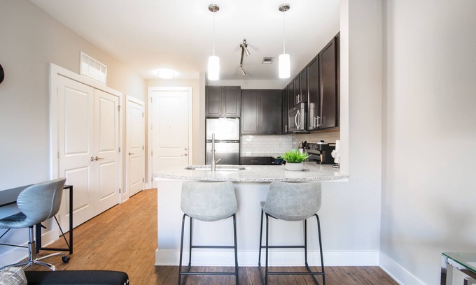 SouthPark Apartamento | Lux Condo in SouthPark~KING BED~Free Parking~ Balcony~Long Term Stays Welcome!!!