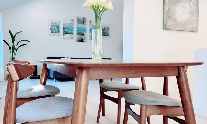 Elk Grove Casa | Lux. Contemporary at Heart of EG