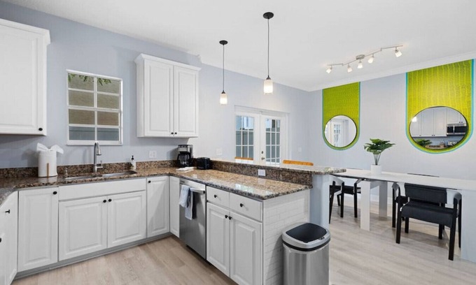 SoHo Casa | LUX designer SOHO home / Sleeps 13 / Heart of TPA