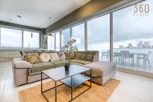 San Gwann Apartamento | LUX Duplex Penthouse w/Expansive Rooftop Terrace by 360 Estates