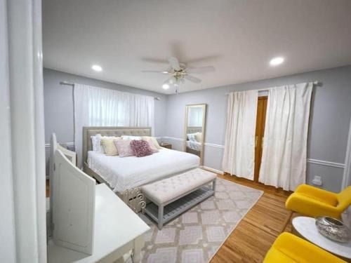 Colesville Casa | Lux Family Xcape with HotTub Fireplace Deck BBQ