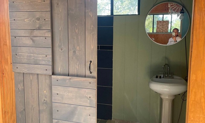 Dripping Springs Cama Y Desayuno | Lux Glamping Stargazing EnSuite walk/bike to downtwn, wineries, food, and shops.