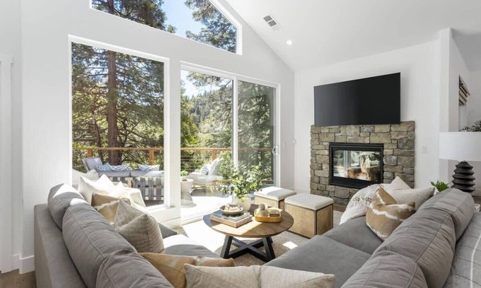 Arrowhead Villas Casa | Lux Home 2 Huge Decks, AC, EV Chgr, Lake Rights