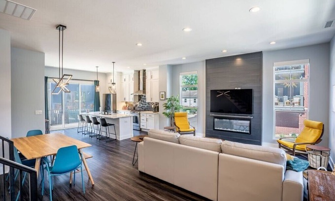 Westfield Casa | Lux Home 5 mins to Grand Park w Private Garage
