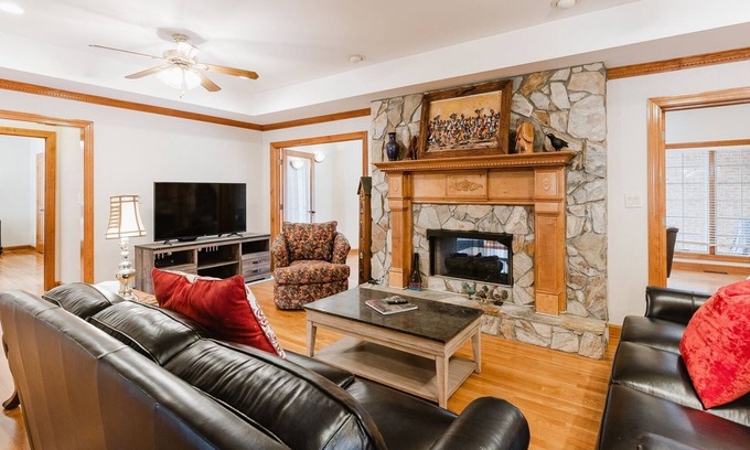 Greer Casa | Lux Home Near Top Golf and the Airport
