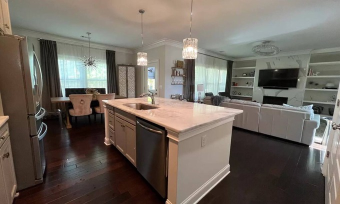 Auburn Casa | LUX House! HOT TUB! 4 min to campus. Golf lot