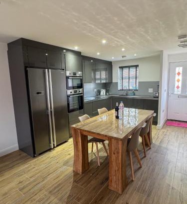 Bracknell Villa | Lux House, Jennett's Park