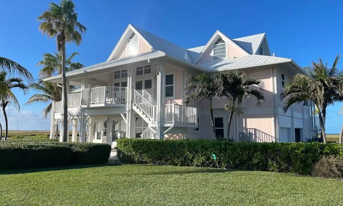 West End Casa | Lux House West End, Old Bahama Bay Resort