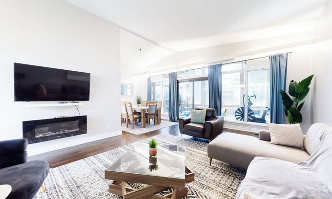 Bathurst Manor Casa | Lux House with 7 Bedrooms/3 Baths + Yoga/Sun Room