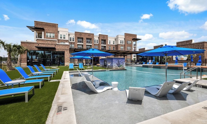 Lewisville Apartamento | Lux King Bed,1 bedroom + den sleep area with 2 twin trundle bed, Pool view, DFW