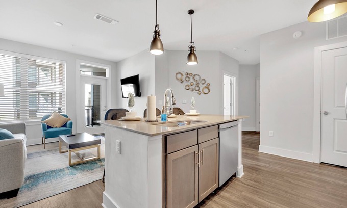 Villa Heights Apartamento | LUX KING+QUEEN beds*NoDa/Uptown*walk to dine & ent