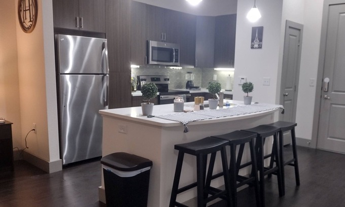 Crabtree Apartamento | Lux King Suite overlooking relaxing courtyard fountains