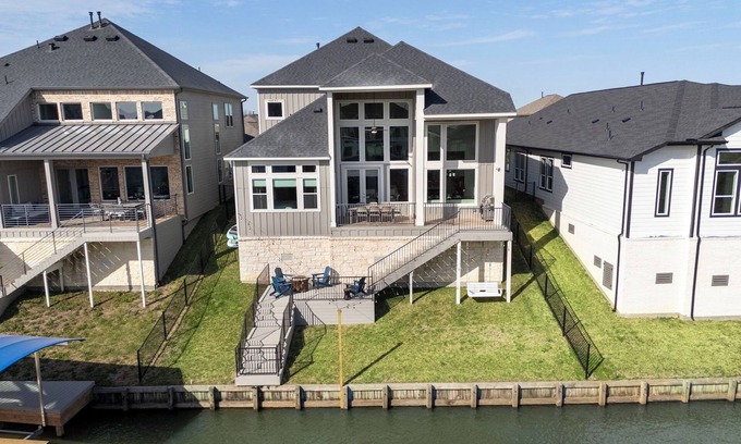 French Quarter Casa | Lux Lakefront with Game-room, Community Pool, Paddleboards, and more!