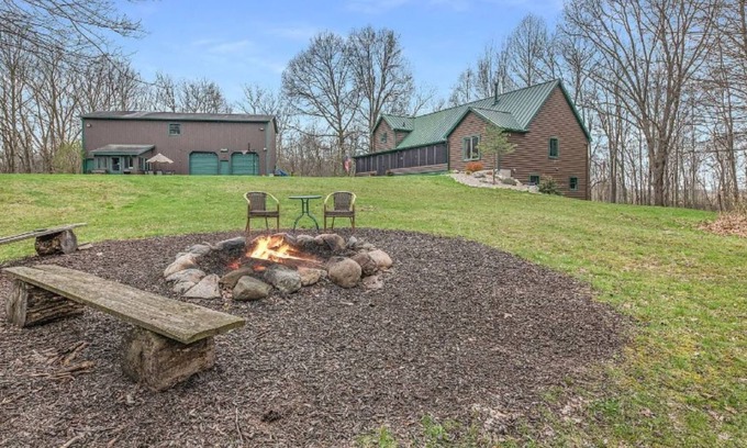 Lawrence Cabina | LUXURY LODGE - sleeps 20 - pontoon rental nearby - ski resorts close - private