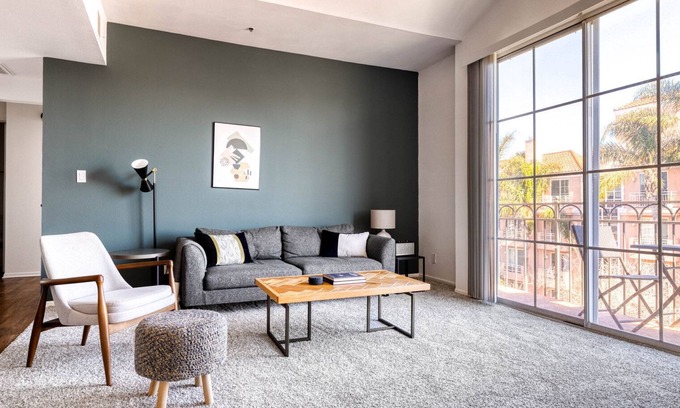 La Brea Apartamento | Lux Mid-Wilshire 2BR w/ Sundeck, BBQ, near The Grove, by Blueground